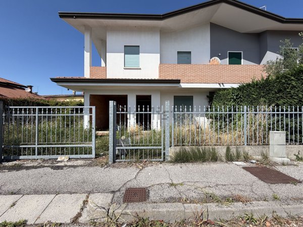 casa indipendente in vendita a Porto Viro