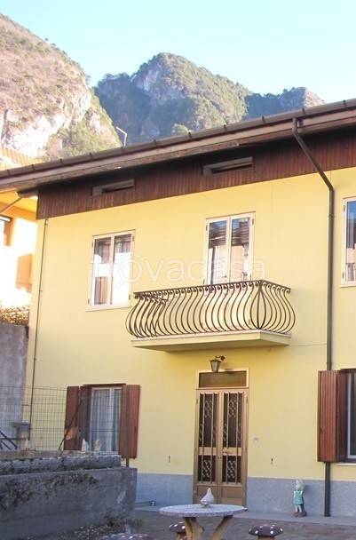 casa indipendente in vendita ad Amaro