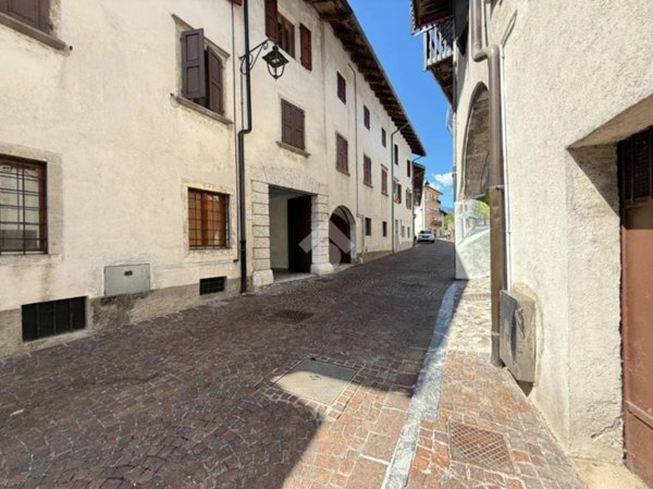 casa indipendente in vendita ad Amaro