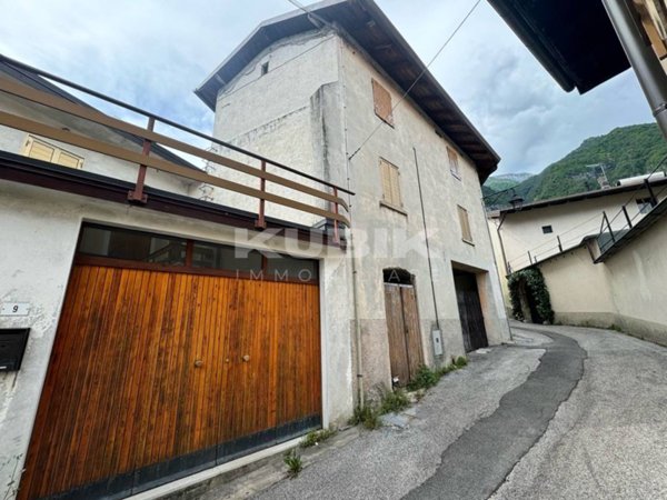 casa indipendente in vendita ad Amaro