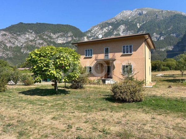 casa indipendente in vendita ad Amaro