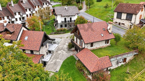 casa indipendente in vendita ad Amaro