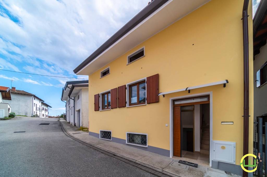 casa indipendente in vendita ad Artegna