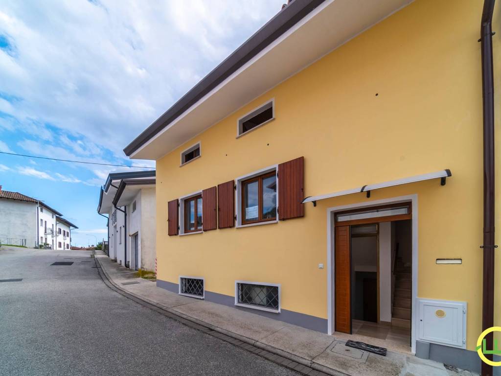 casa indipendente in vendita ad Artegna