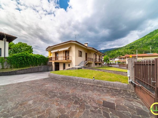 casa indipendente in vendita ad Artegna