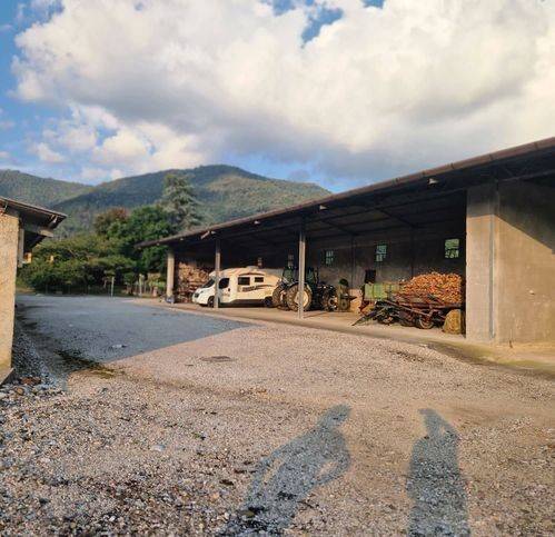 locale commerciale in vendita ad Attimis