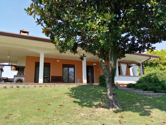 casa indipendente in vendita a Bagnaria Arsa in zona Castions delle Mura