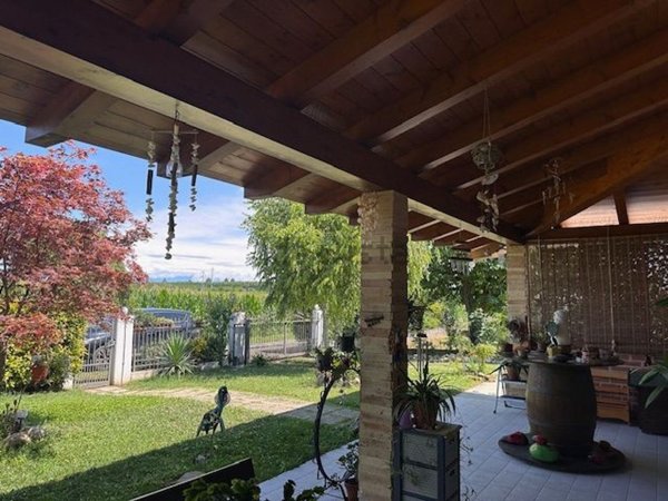 casa indipendente in vendita a Bagnaria Arsa in zona Castions delle Mura