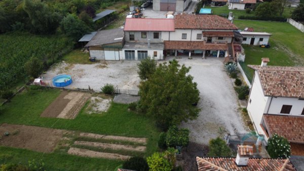 casa indipendente in vendita a Bagnaria Arsa in zona Castions delle Mura