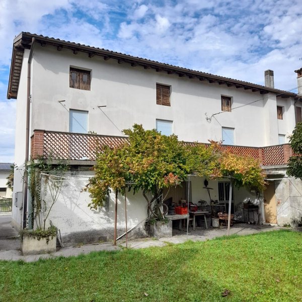 casa indipendente in vendita a Bagnaria Arsa in zona Castions delle Mura