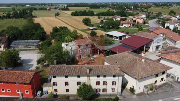 pentavano in vendita a Bagnaria Arsa in zona Privano