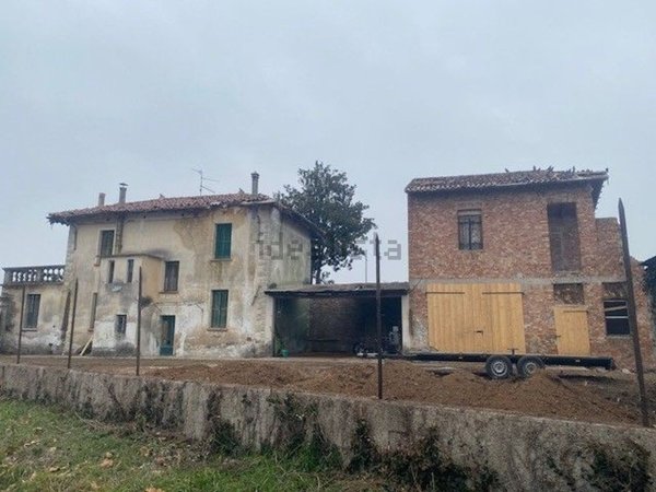 esavano in vendita a Basiliano