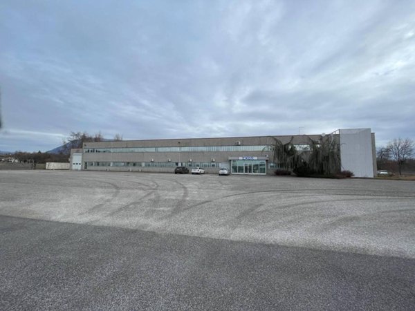 locale commerciale in vendita a Buja