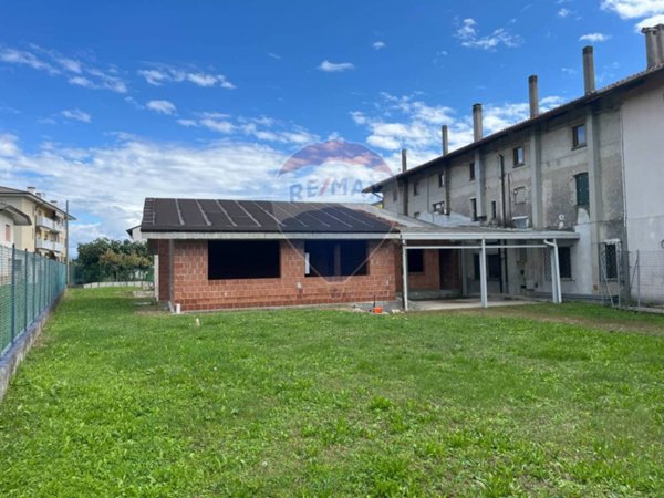 casa indipendente in vendita a Buja