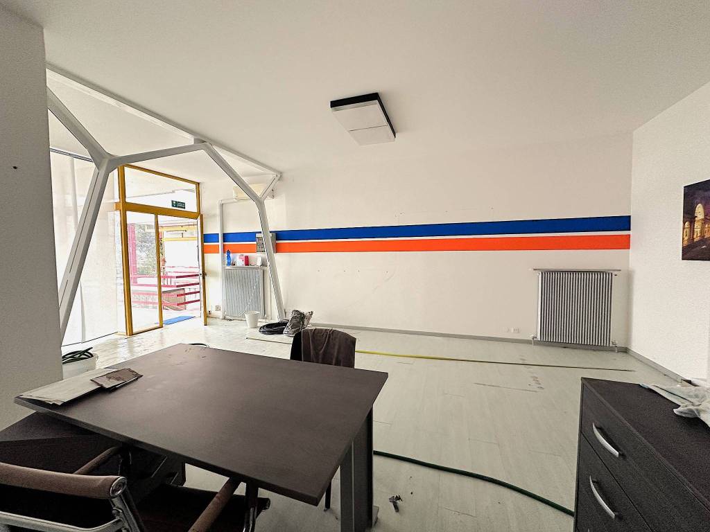 negozio in vendita a Buja