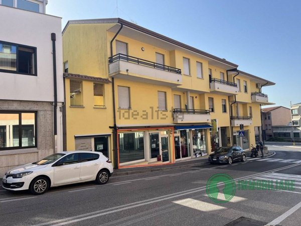 locale commerciale in vendita a Buja
