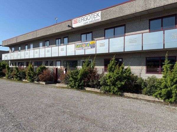 locale commerciale in vendita a Buttrio