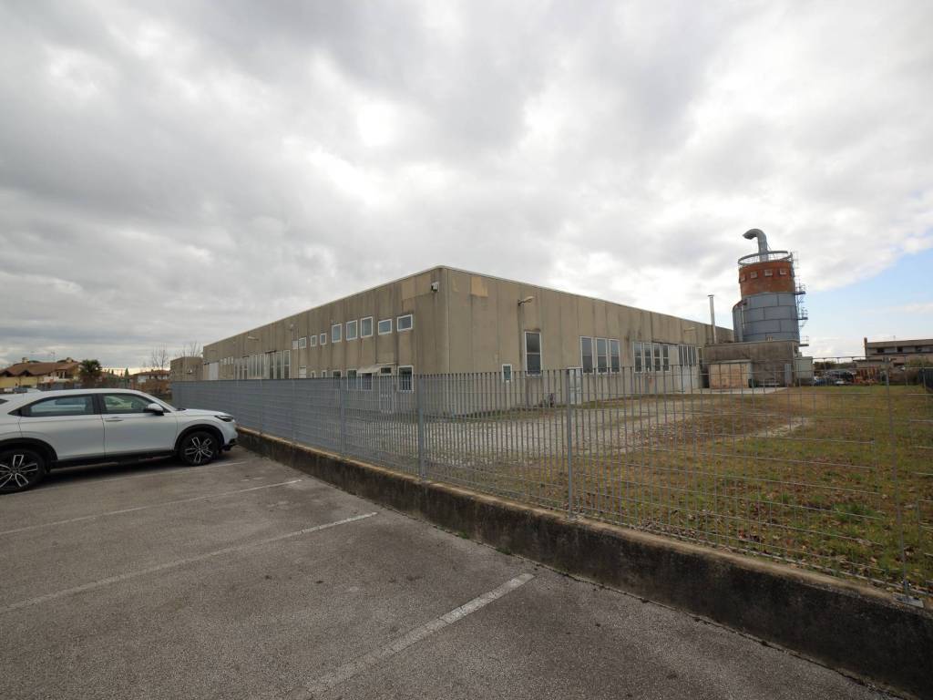 locale commerciale in vendita a Buttrio