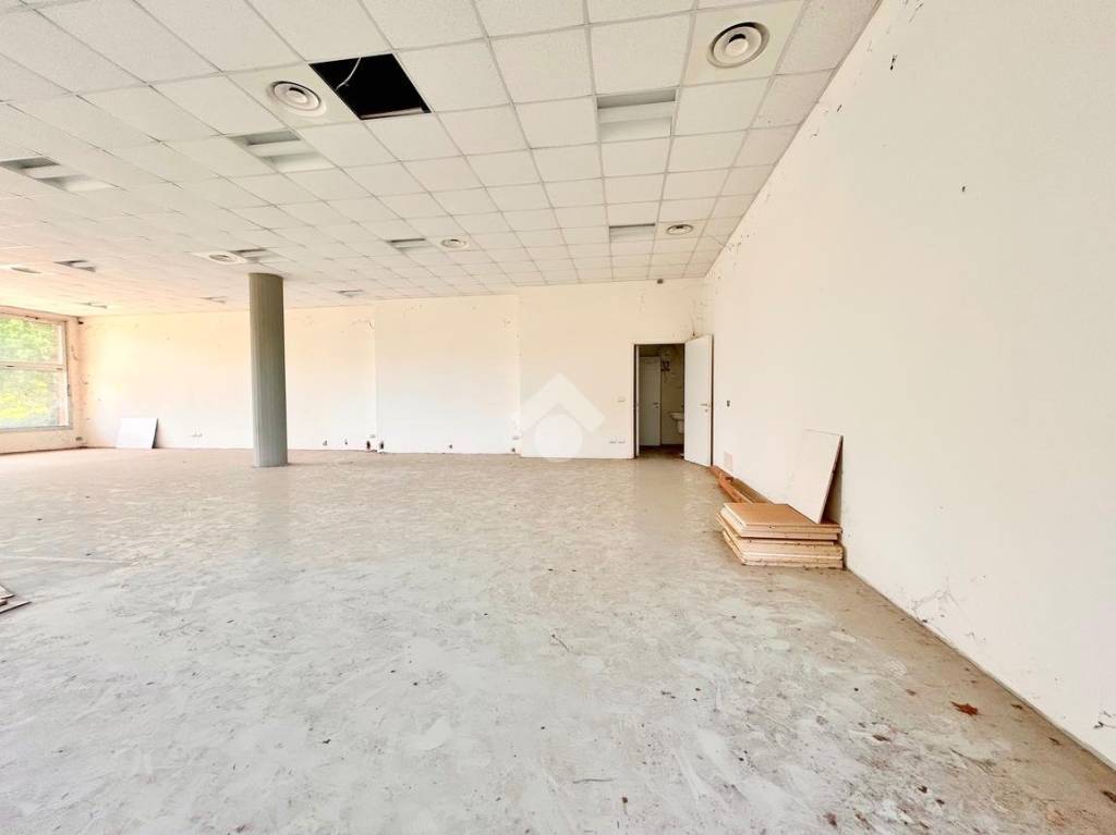 negozio in vendita a Campoformido in zona Basaldella