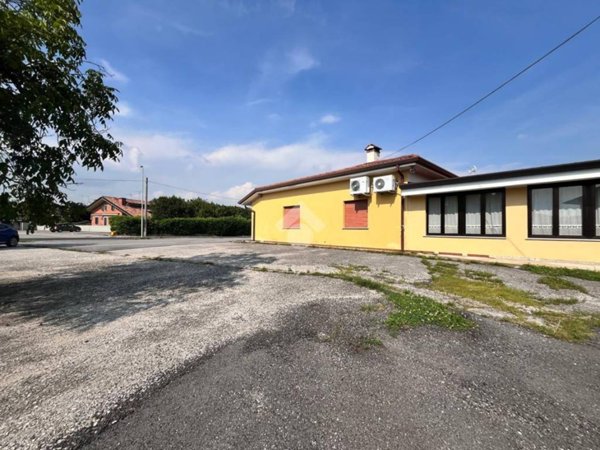 negozio in vendita a Campoformido in zona Bressa