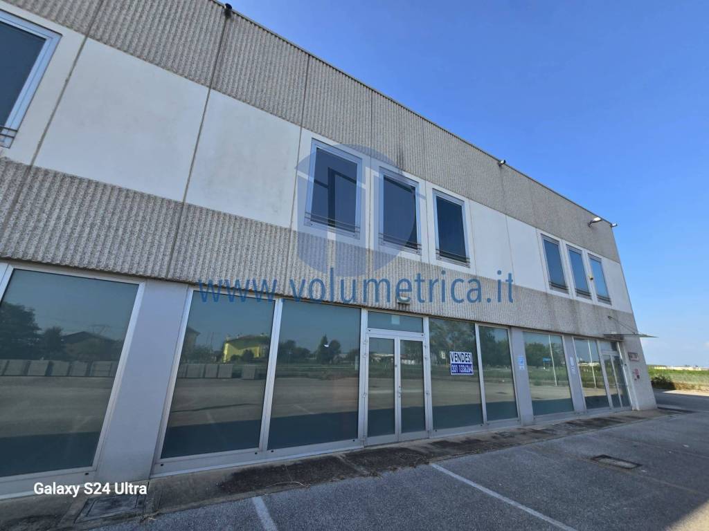 locale commerciale in vendita a Carlino