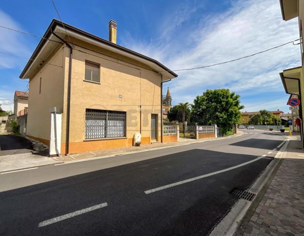 casa indipendente in vendita a Carlino