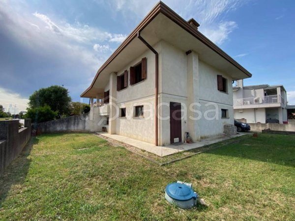 casa indipendente in vendita a Carlino
