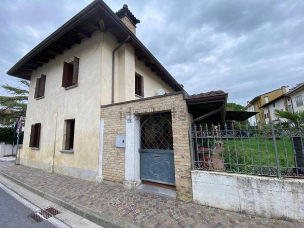 casa indipendente in vendita a Carlino