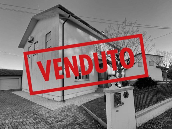 casa indipendente in vendita a Carlino