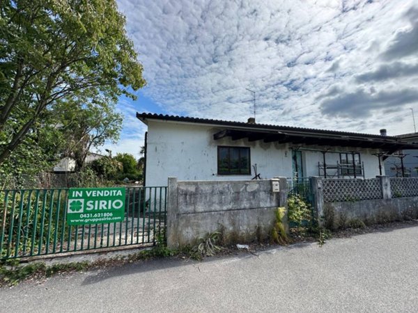 casa indipendente in vendita a Carlino