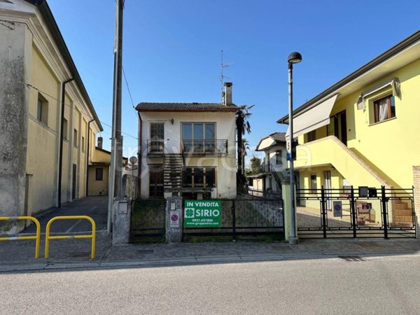 casa indipendente in vendita a Carlino