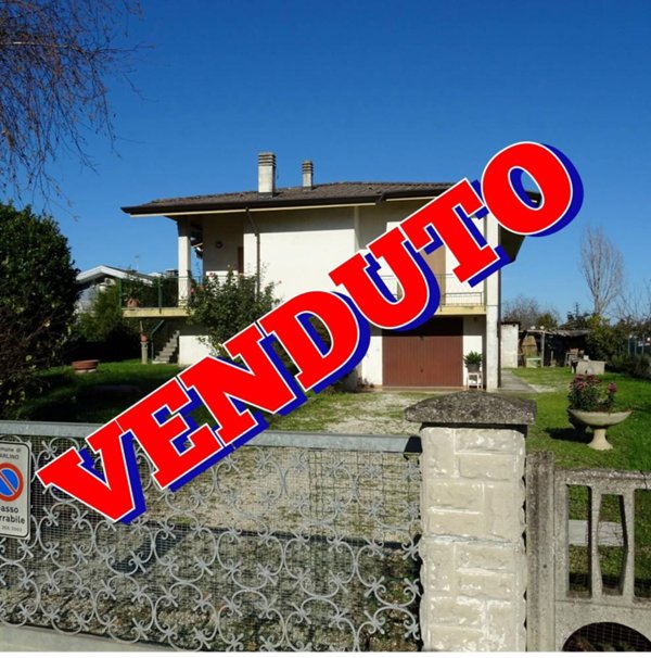 casa indipendente in vendita a Carlino