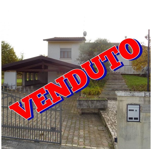 casa indipendente in vendita a Carlino