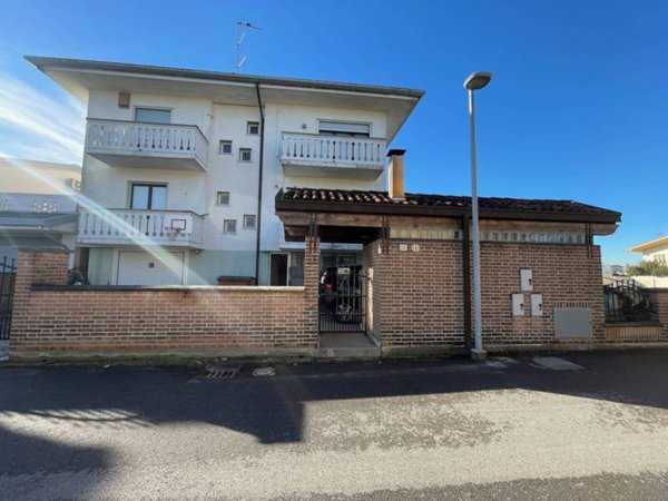 casa indipendente in vendita a Carlino