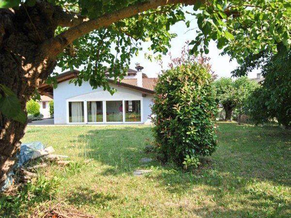 casa indipendente in vendita a Carlino