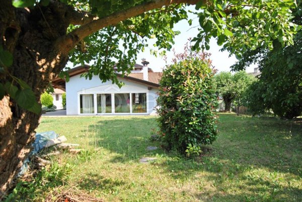 casa indipendente in vendita a Carlino
