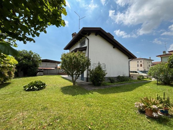 casa indipendente in vendita a Carlino