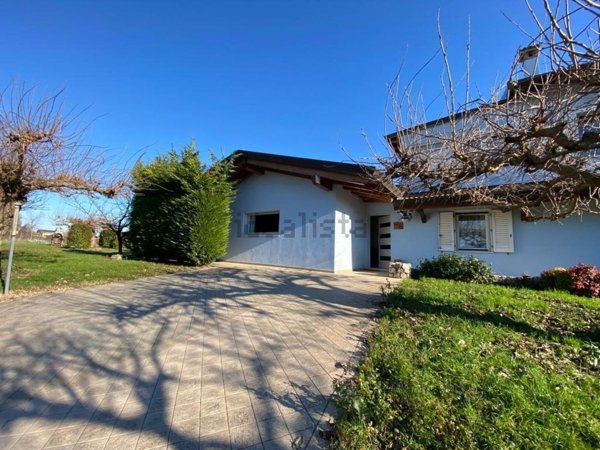 casa indipendente in vendita a Carlino