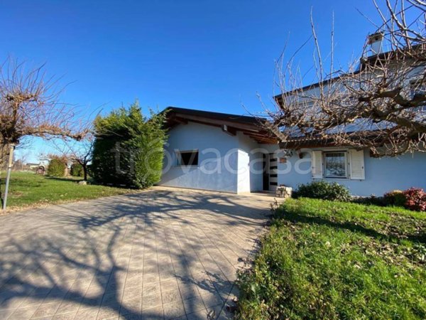 casa indipendente in vendita a Carlino