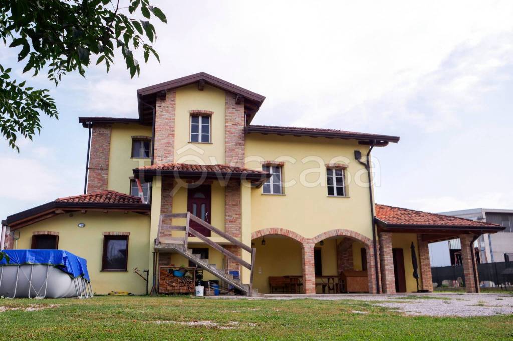 casa indipendente in vendita a Carlino