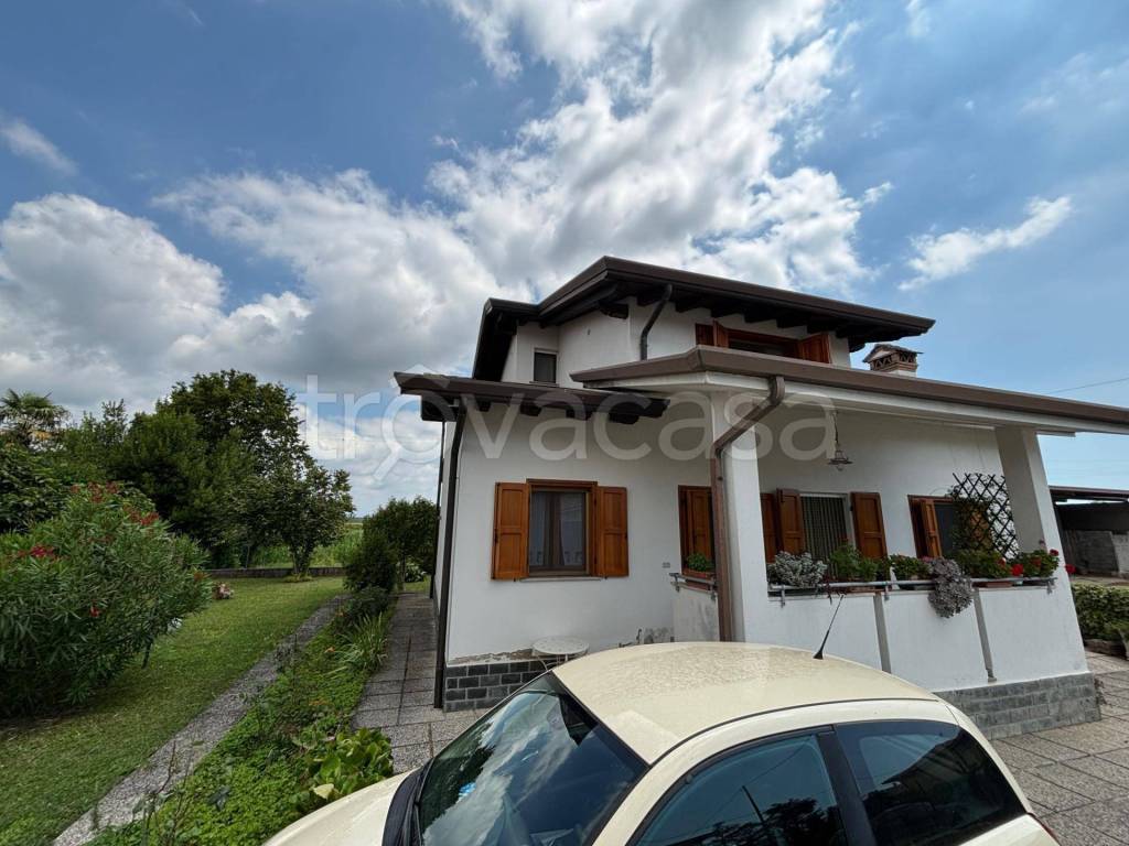 casa indipendente in vendita a Carlino