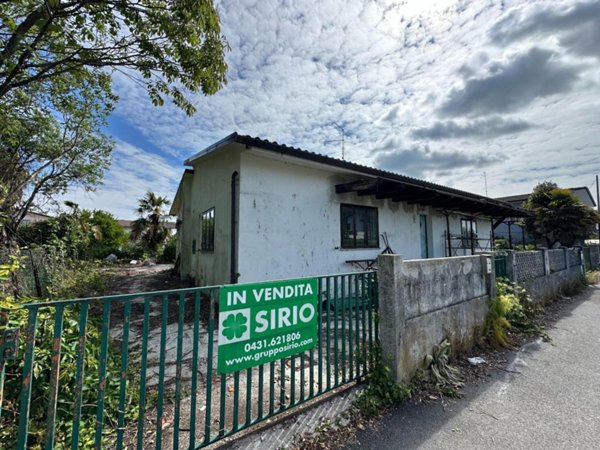 casa indipendente in vendita a Carlino