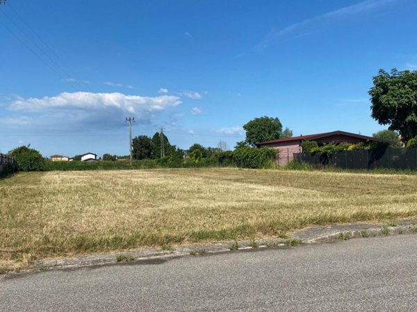 negozio in vendita a Carlino