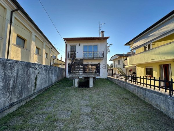 casa indipendente in vendita a Carlino