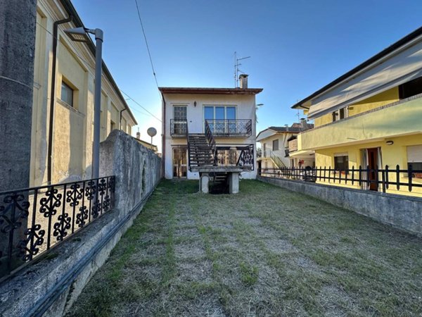 casa indipendente in vendita a Carlino