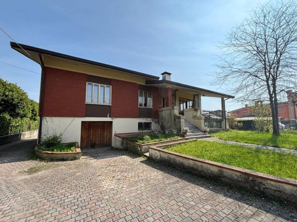 casa indipendente in vendita a Carlino