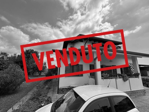 casa indipendente in vendita a Carlino