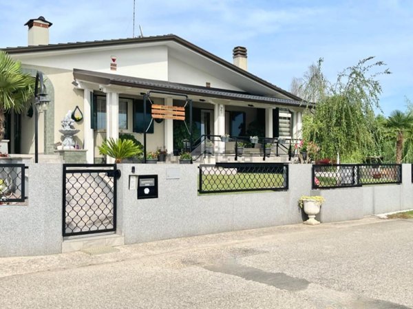 casa indipendente in vendita a Carlino