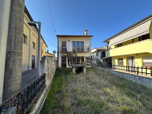 casa indipendente in vendita a Carlino