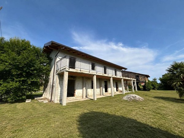 casa indipendente in vendita a Carlino